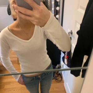 V-ringad tröja - V-ringad tröja från brandy melville som är ribbad, knappt använd🤍🌸