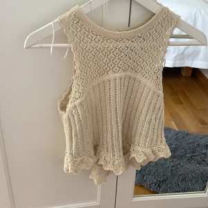 Wow - Stickad linne från zara! Inga skador perfekt till sommaren, den lägger sig så fint på kroppen!