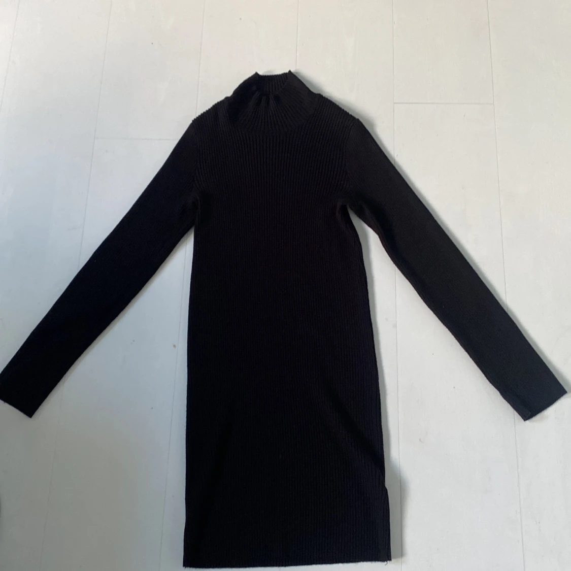 Svart stickad klänning