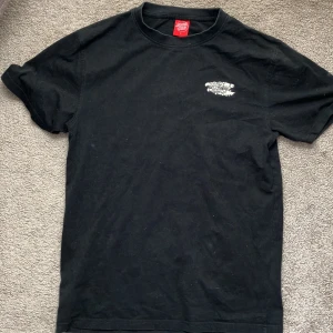 Sakta Cruz tisha - Hej! Säljer snygg santa Cruz tisha. Använd men i grym kvalite.