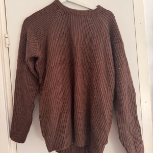 Stickad tröja - Brun stickad tröja, knappt använd
