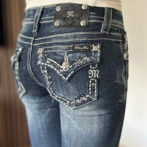 Lågmidjade bootcut jeans från Miss Me. Unika fickor med mycket bling. Perfekt skick. Mått: Innerbenslängd: 85cm   Midjemått rakt över: 37cm Midjemått: 76,5cm Modellen är 166cm lång. Fler bilder finns! Skriv gärna ifall du har några frågor! 💗