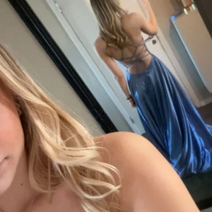 Blå Balklänning  - Säljer min blå balklänning då jag haft min bal nu. Använd en gång. Jag är 173 och har sytt upp den ca två decimeter då den var för lång. 