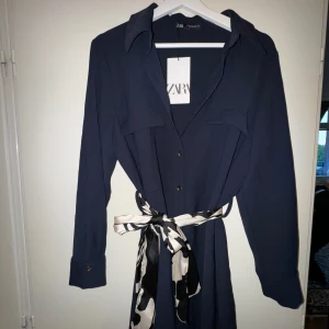 Skjortklänning från ZARA - Marinblå skjortklänning med skärp från ZARA.  Storlek XL Aldrig använd. Med prislapp. 