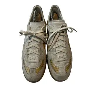  Pris • 4500kr - Detaljer • Skick •7/10 • Använt Färg • Vit • Gul Design • Artisinal Storlek • 41EU - Varje sko är unik och är handritad i Margiela fabriken.