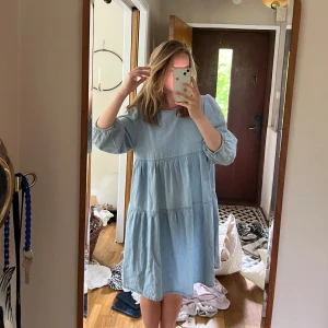 Fin jeansklänning  - En söt trendig jeansklänning från mango i lite owersised modell. Använd men i fint skick. 