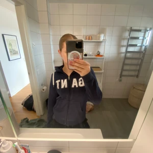 Sipphoodie - En sipphoodie ifrån Gant i xs. Inga täcken nu på användning förutom att den är lite urtvättad.💞