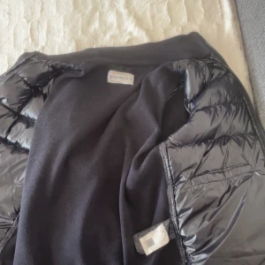 Moncler jacka - Fantastikt  Pris! Endast  1500 kr  - Säljer min snygga Moncler-jacka  till ett förmånligt pris. Jag köpte den för 6 månader  sedan för 4,5  men säljer den nu endast för 1500