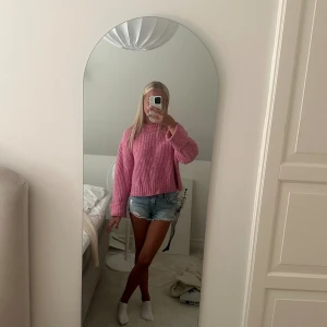 Rosa stickad tröja - Säljer denna otroligt fina rosa stickade tröja. Älskar denhär men den kommer tyvärr sällan till användning. Den är i storlek M men skulle säga att den passar perfekt till en s och xs också. Inga defekter. Köparen står för frakten💞💞