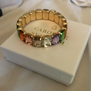 jätte fint armband  - fint armband som inte används och är helt nytt. vet ej märke. har inte använt eftersom jag inte är guld tjej, därför säljs det. obs!! ask tillkommer ej💓
