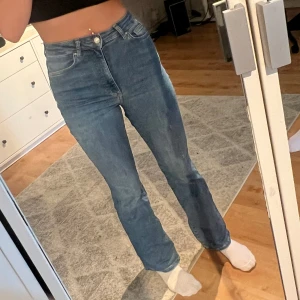 Jeans  - Högmidjade blå bootcut jeans från cudus. Storlek s/32. Säljer på grund av att jag har för många jeans.  Jag är 175 cm och de når ner hela vägen och sitter perfekt.🤩  Nästintill oanvända och pris går att diskuteras.
