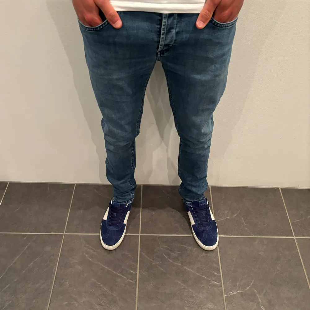 Trendigaste jeansen på marknaden! Hej, Säljer nu dessa sjukt snygga dondup jeans som är perfekt till våren och sommaren  Storlek= 35 fits 34,33,32 Skick= 9,5/10  Ny pris= 4000 kr Säljs för= 999 kr. Jeans & Byxor.