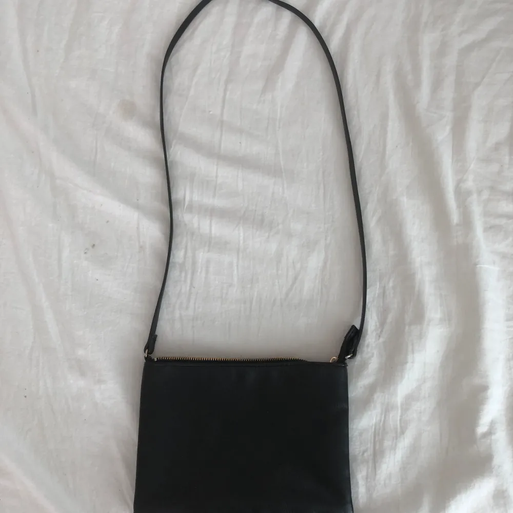 En jätte cool liten svart väska från H&M.💕. Accessoarer.