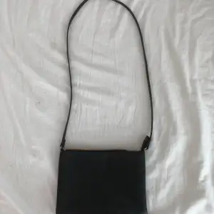En jätte cool liten svart väska från H&M.💕