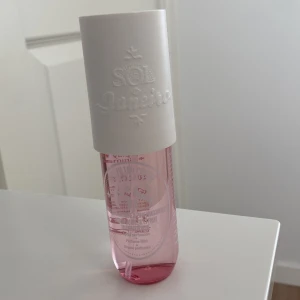 Sol de Janeiro 68 - Sol de Janeiro 68 som bara är testad eftersom jag inte gillade lukten på mig, köptes för 300 på kicks men byter gärna mot sol de Janeiro 40 eller köpa för runt 250 priset kan diskuteras!💕💕