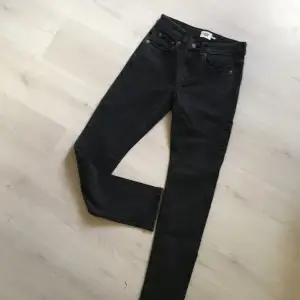 Nya jeans från lager 157 ”SLIMMY”  Klassisk femficksmodell i slimfit-modell. Comfort-stretch. Smal från midja till fot. Dragkedja i gylf och normal midja.