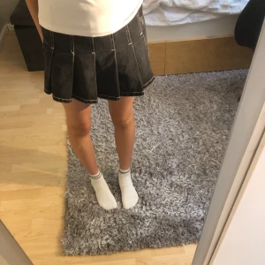 Svart jeanskjol med inbyggda shorts - En fin oanvänd jeanskjol med inbyggda shorts i ungefär storlek S. Skriv för fler bilder eller om det är något ni undrar🤍