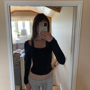 Svart tröja  - Super fin svart tajt tröja från H&m i strl Xs🌸 Den är helt oanvänd och är därav i nyskick! Pris kan diskuteras och det är bara att höra av dig vid frågor😚