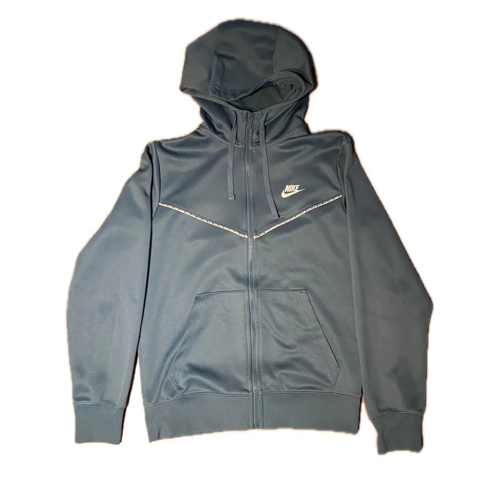 Nike Sportswear zip hoodie i mycket fint skick, endast ett fåtal noppor. Säljer även tillhörande byxor, går att köpa som tracksuit-set. Hoodies.
