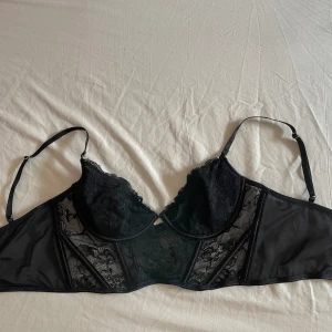 Korsett topp bikbok - Korsett topp från bikbok i storlek S. Använd vid 1 tillfälle. Inga tecken på användning så är alltså i mycket bra skick🌸