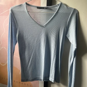 Blå tröja med v-ringning - Tröja från Lager 157 i fin ljusblå färg. Endast testad, därmed som ny. 