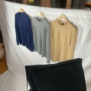 Merino/Kashmirtröjor (Nya) - Tjena säljer dessa eftertraktade tröjor i 70% merinoull och 30% Kashmir från mitt klädföretag. Tröjorna är helt nya och ligger inplastade. De finns i färgerna på bild 1, och i size S-L. Kolla mina tidigare annonser för mer info eller hör av dig!
