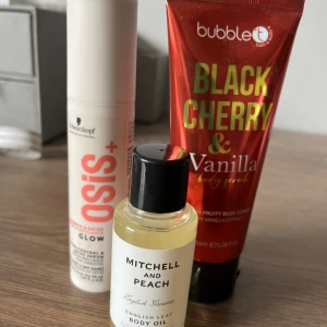 Set med tre härliga oöppnade produkter - Oanvänt hårserum från Schwarzkopf (endast doftat på)  Oöppnad bodyscrub med doft av black cherry och vanilj, från Bubble T. Oanvänd kroppsolja Mitchell and Peach, doft av ”English Flowers” också endast doftad på. 100kr  köparen står för frakt💕 