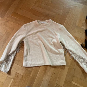 Zara tröja  - En långärmad tröja från zara som inte har kommit till användning i storlek S.