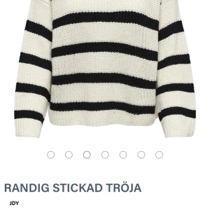 Stickat randig tröja  - säljer pga att den inte kommer till andvändig. original pris är 380kr men den är använd och lite sliten så säljer den bara för 80kr nu. Pris kan diskuteras och skriv bara om man vill ha mer bilder. Denna är superfin till sommaren 💞💞