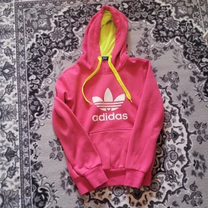 Addidas tjoktröja - Anväd men inget sönder eller fläckar :) Fin tjok mjuk hoddie med fina färger! 