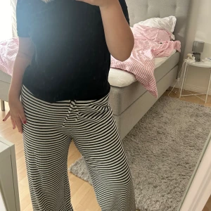 Randiga byxor - Säljer dessa populära o sköna byxorna från Gina💕 Endast testade!!!