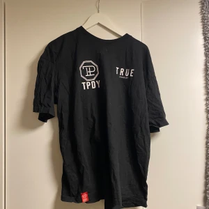 T-shirt med tryck  - Svart T-shirt med tryck fram och bak från true prodigy