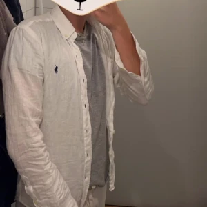 Ralph lauren linneskjorta  - Säljer nu denna sjukt snygga ralph lauren linneskjorta. Linneskjortan är väldigt sparsamt använd utan några defekter utöver att den blivit lite skrynklig av tvätt(går att ta bort med strykning). Skjortan är köpt för 1900kr, mitt pris 399.