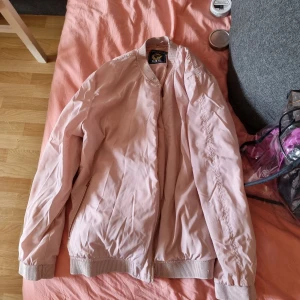 Rosa bomberjacka XL - Säljes rosa bomberjacka XL