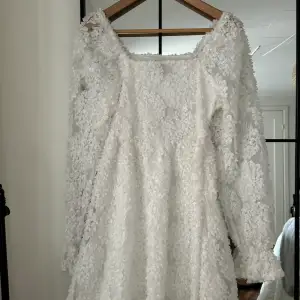 Helt ny vit klänning