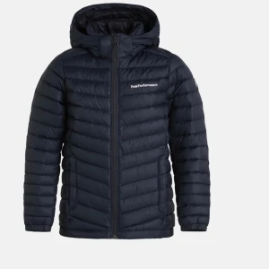 Svart peak performance  - Svart vår/höst jacka från peak performance. Jag köpte den för 1999kr men det syns att den är använd och därför priset är som det är. Den har en skada nere vid dragkedjan det ser ni på sida 3🩷🩷