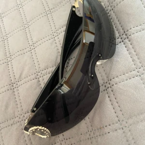 Coola solglasögon med hjärtdetalj - Nya solglas ögon från Shein, oanvända, ingår ett fodral till dem. Svarta med silverdetaljer i hjärtform