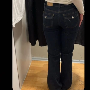 Jeans med coola fickor  - Snygga jeans med coola fickor från lager157🌟De är endast provade så helt i nyskick! Strl xxs💞