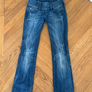 Lågmidjade diesel jeans - Säljer jättesnygga vintage diesel jeans! De är i storlek 26