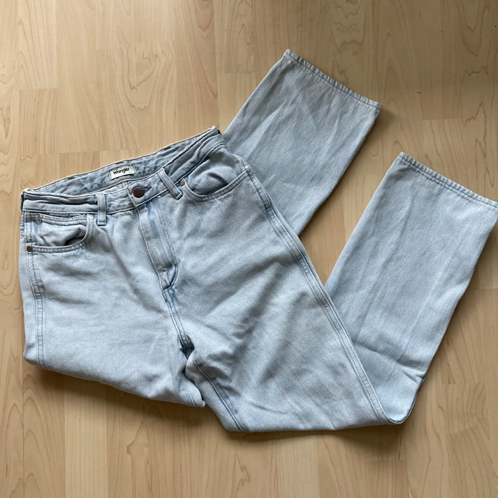 Straight wrangler jeans. Använda, mycket bra skick . Jeans & Byxor.