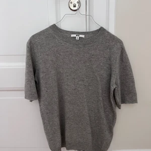 Kortärmad cashmere - Den är i bra skick vilket man kan se på bilderna. Jätteskön cashmere tröja till sommaren/hösten. Rätt så liten i storleken. Jag har vanligtvis S