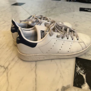 Mörkblåa Stan Smith skor - Säljer mina mörkblåa Stan Smith skor i storlek 35 1/2. Säljer pågrund av att de inte riktigt passar mig längre. Skorna är i fint skick.
