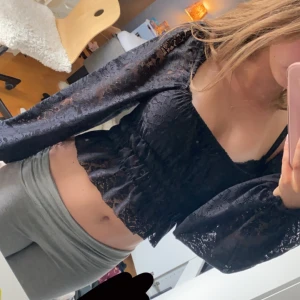 Fin svart topp från Gina Tricot - Jag säljer denna helg oanvända toppen från Gina Tricot!☺️ Perfekt för fester 🎉 