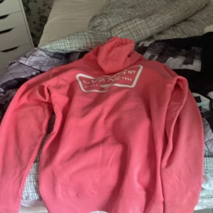 Vans hoodie  - Säljer pga ingen andvändning av den. Köpte den för 1100. Tänkte sälja den för 450. Inga defekter . Andvänd den 1 gång. Sen legat i garderoben skriv om de nåt du undrar över ❤️ priset kan diskuteras.