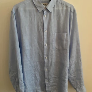 Skjorta - Använd några gånger men fortfarande i ett bra skick, 8/10. Skjortans material är linne
