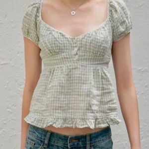 Brandy Melville blus - Säljer min blus från Brandy Melville då den är lite stor på mig. Den är i super fint skick och nästintill oanvänd! Hör gärna av dig om du har frågor!🤍