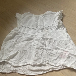 Vit name it blus - Jätte fin vit name it blus. Använt fåtal gånger och är i bra skick. Den ser lite skrynklig ut på bilden men de är bara att stryka. Storleken är 152cm men passar även i större storlek💗💗