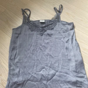 Spets linne - Super duper fint spets linne från Jacoueline de Young. Aldrig använt och är i bra skick. Köpt i en butik i italien. Storleken är 36 men psssr i mindre och större. Jätte fint och skönt material. Banden är desutom justerbara💗💗