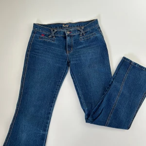 Lågmidjade jeans - Säljer dessa superfina jeans! De är i ett jättebra skick och skulle säga att de passar en person som är 165-170 cm lång! Kunden står för frakten!
