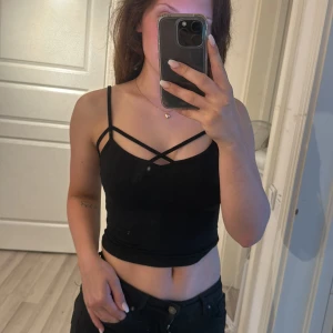 Svart linne - Fint skick, okänt märke. Kort maglinne